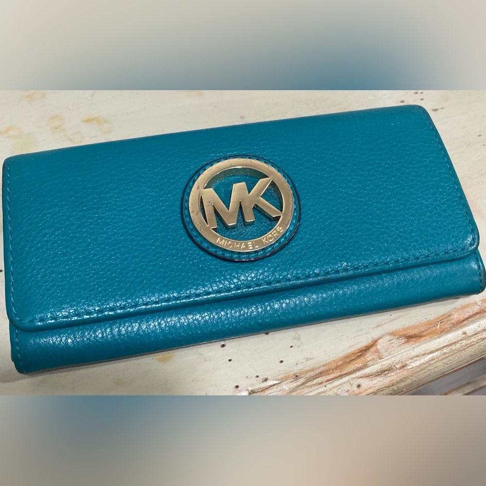 FINAL PRICE 💚EUC AUTHENTIC Michael Kors Pebbled Leather Bifold Wallet in Teal